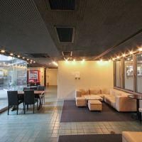 渋谷区渋谷の賃貸物件/開放的なエントランスロビー。ここで打ち合わせをしているかたも多い