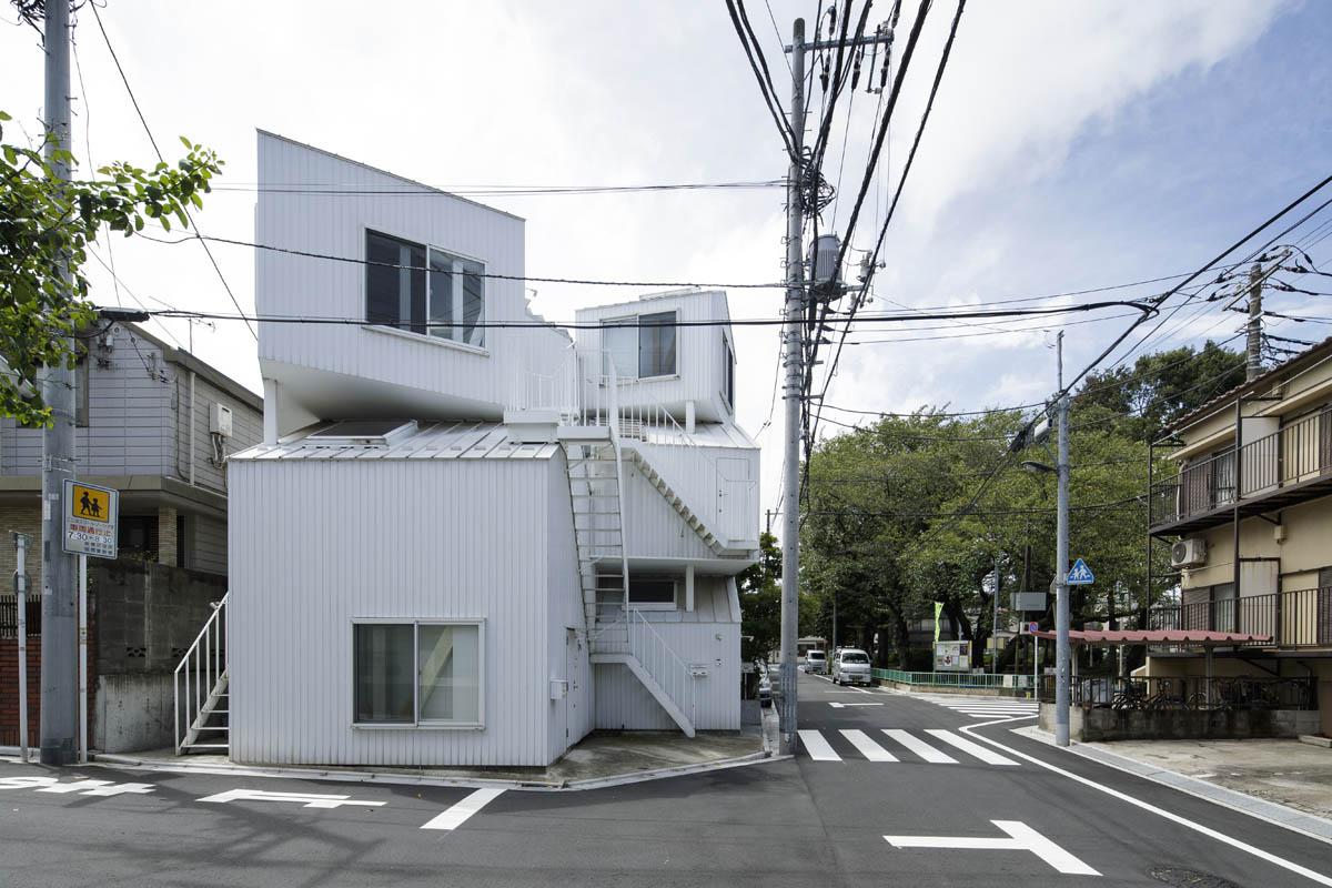 ゴツゴツと積み上がるような個性的な外観