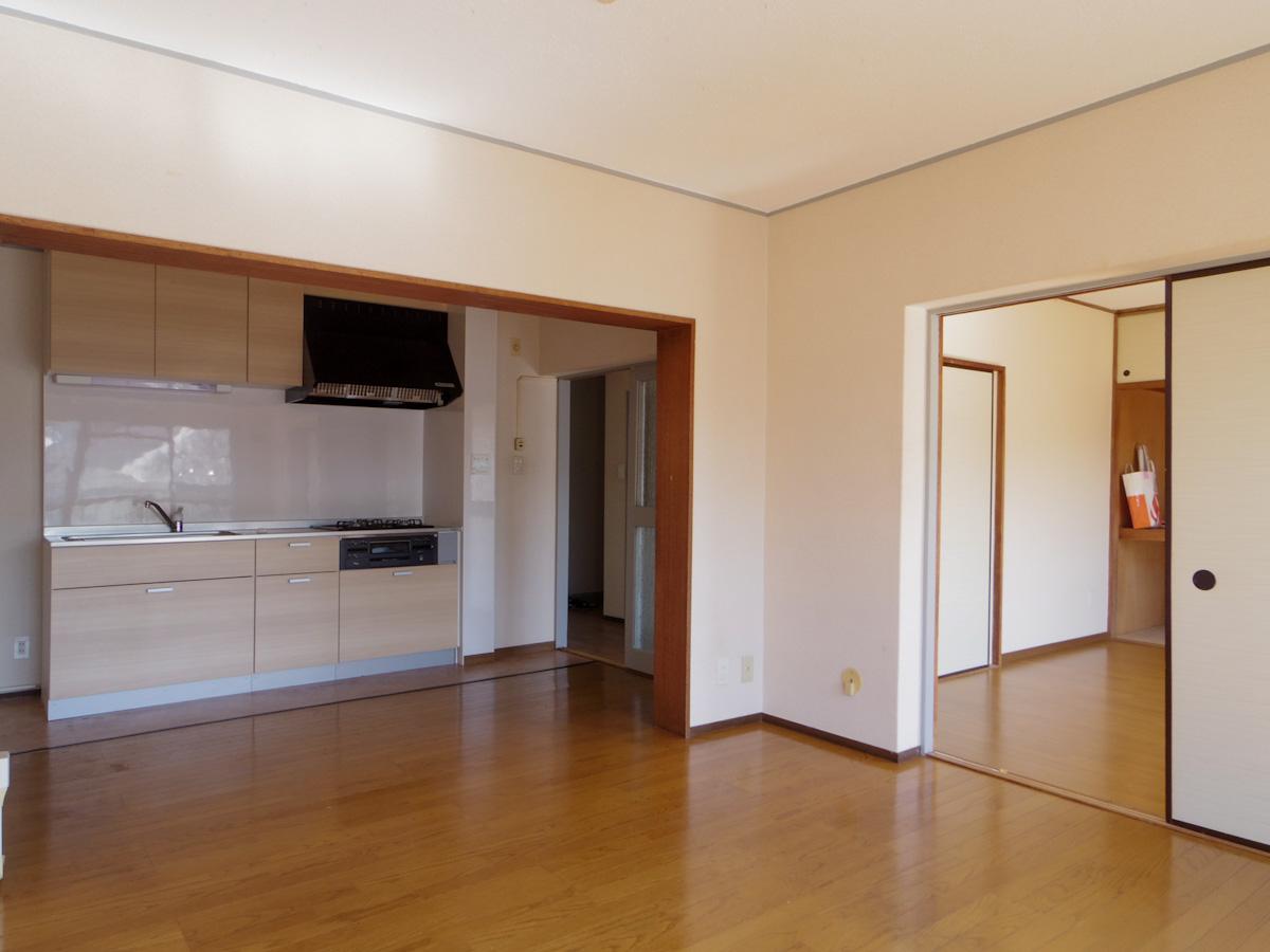 三鷹市井の頭の賃貸物件/窓側から見たリビング。隣の9畳の洋室とつなげると、さらに開放的に