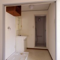 三鷹市井の頭の賃貸物件/脱衣スペース。カーテンレールがついているので、カーテンで目隠しも可能