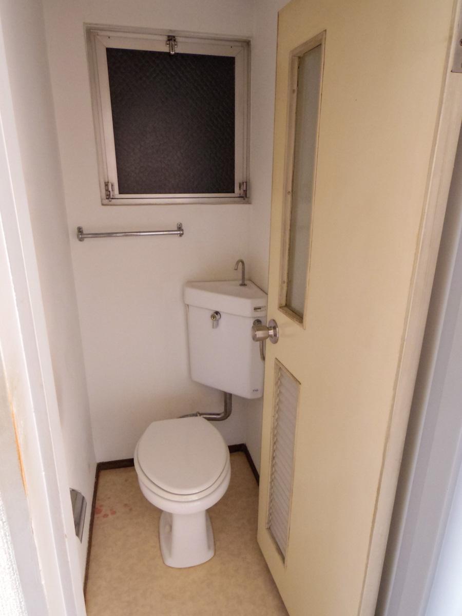 三鷹市井の頭の賃貸物件/トイレは古めかしさを感じるかもしれません