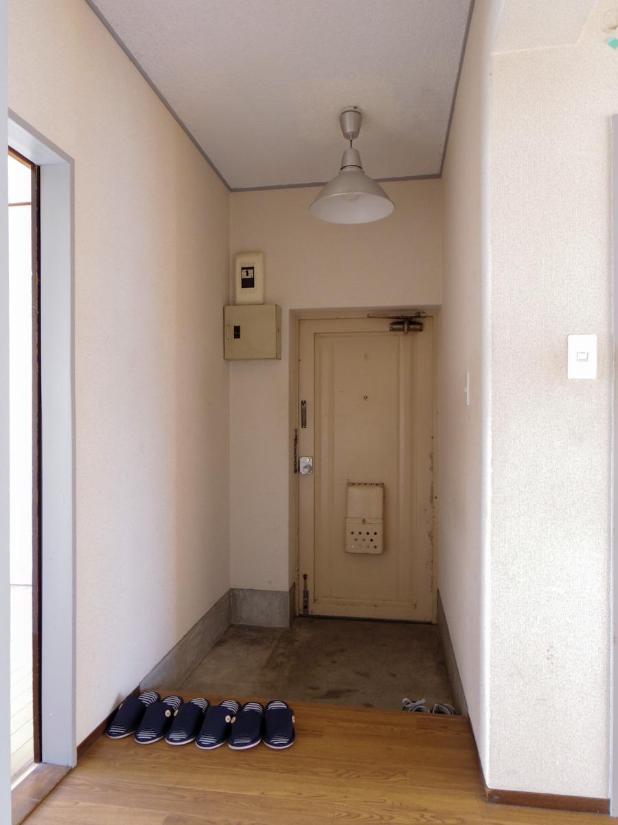 三鷹市井の頭の賃貸物件/ゆとりある玄関。靴箱はないので、お好きなものをご用意いただけたら