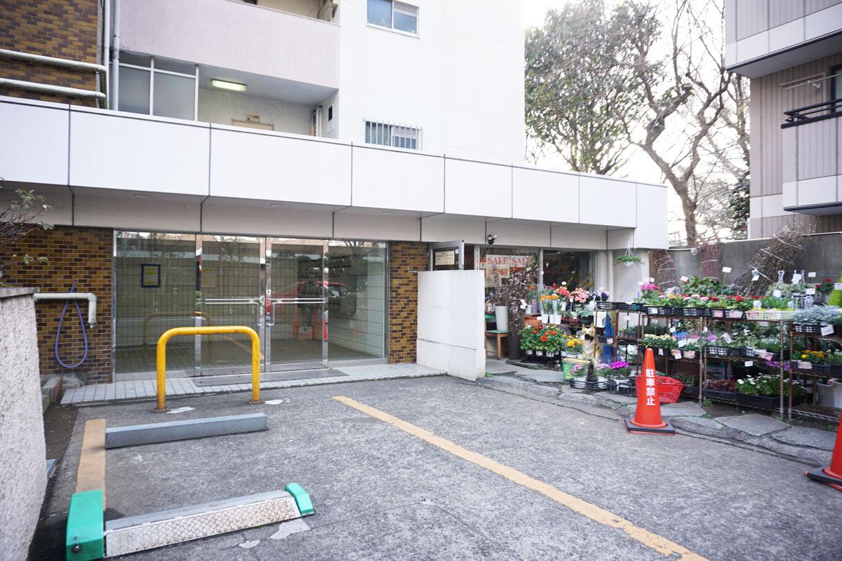 建物エントランス:1階には花屋さん