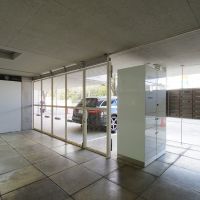 大田区北千束の賃貸物件/白いメッシュに囲まれたエントランス。オートロック付き