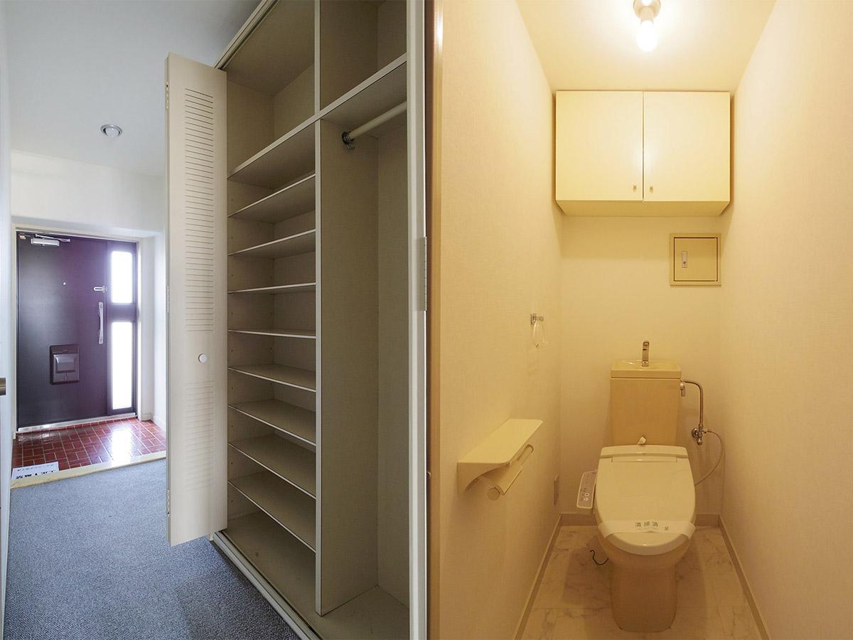 明るい玄関。トイレは吊戸棚付き