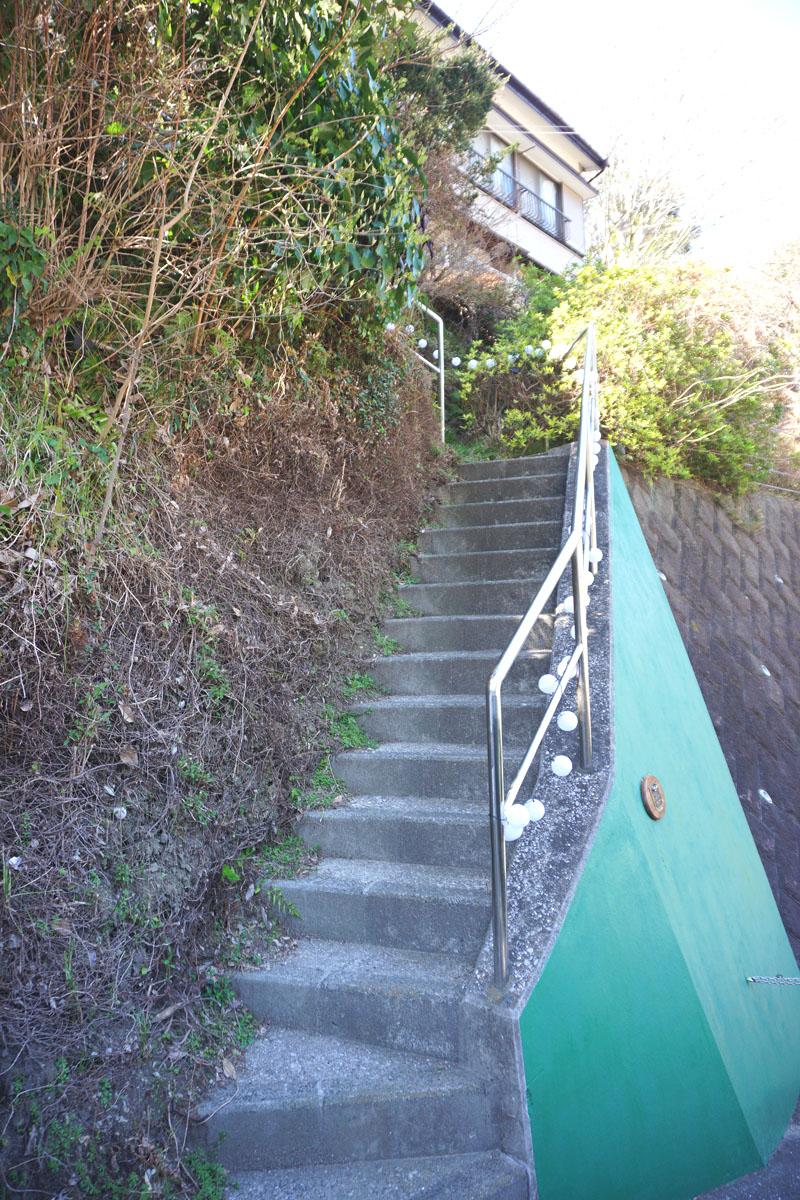 小さな階段を上がる