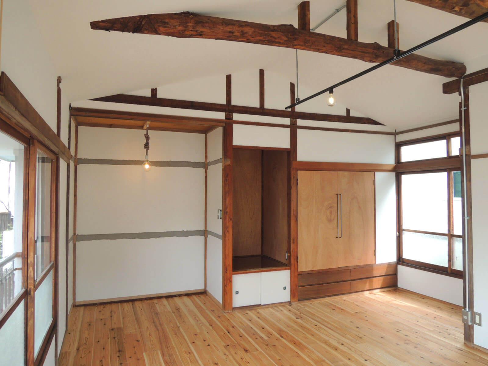 横浜市神奈川区六角橋の賃貸物件/12帖越えの2階、梁を生かした部屋づくりが楽しみ