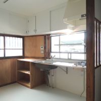横浜市神奈川区六角橋の賃貸物件/1階には玄関と隣り合わせで広めのキッチンが登場