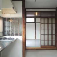 横浜市神奈川区六角橋の賃貸物件/袖壁にもはめ込みのかわいいガラス、突き当たりは7帖の洋室です