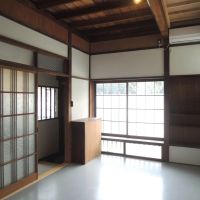 横浜市神奈川区六角橋の賃貸物件/7帖の洋室が仕事場なら、通りに面した窓から外へのアピールもできそう