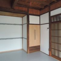 横浜市神奈川区六角橋の賃貸物件/7帖洋室の奥には、レトロな収納が残されています