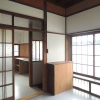 横浜市神奈川区六角橋の賃貸物件/玄関やキッチンと一体的に使うなら、引戸は外してしまうことも