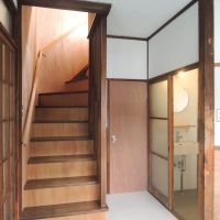 横浜市神奈川区六角橋の賃貸物件/玄関を入ると正面に階段、右のドアがトイレ、引戸の奥にバス洗面