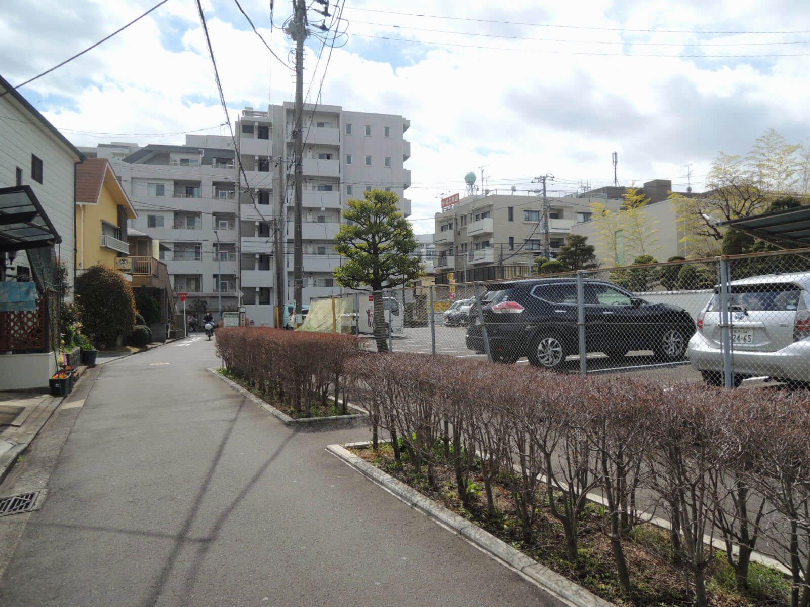 横浜市神奈川区六角橋の賃貸物件/家の前はほとんど車が通らないのどかな道