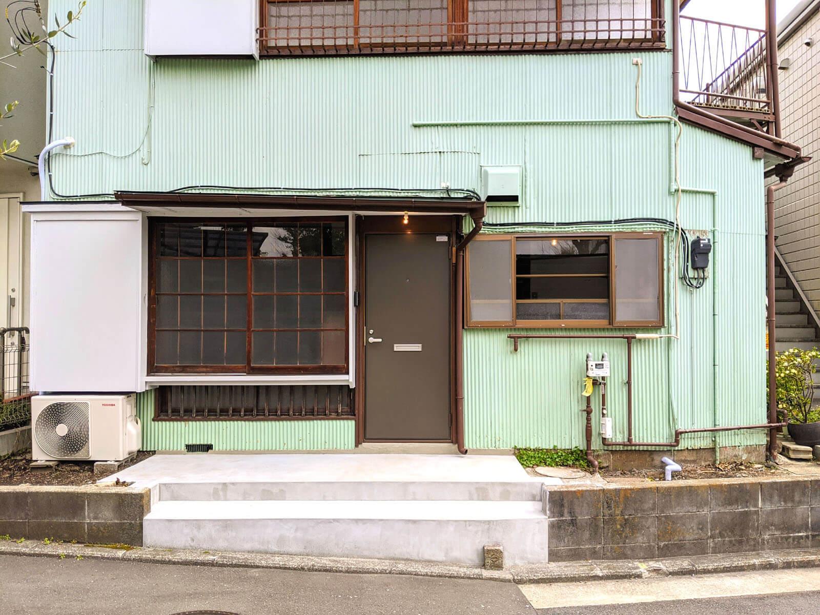 横浜市神奈川区六角橋の賃貸物件/玄関前の階段はベンチ代わりに使えそう