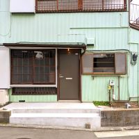 横浜市神奈川区六角橋の賃貸物件/玄関前の階段はベンチ代わりに使えそう