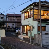 横浜市神奈川区六角橋の賃貸物件/明かりが灯った夜の家もすてき！ 庭や駐車場はありません