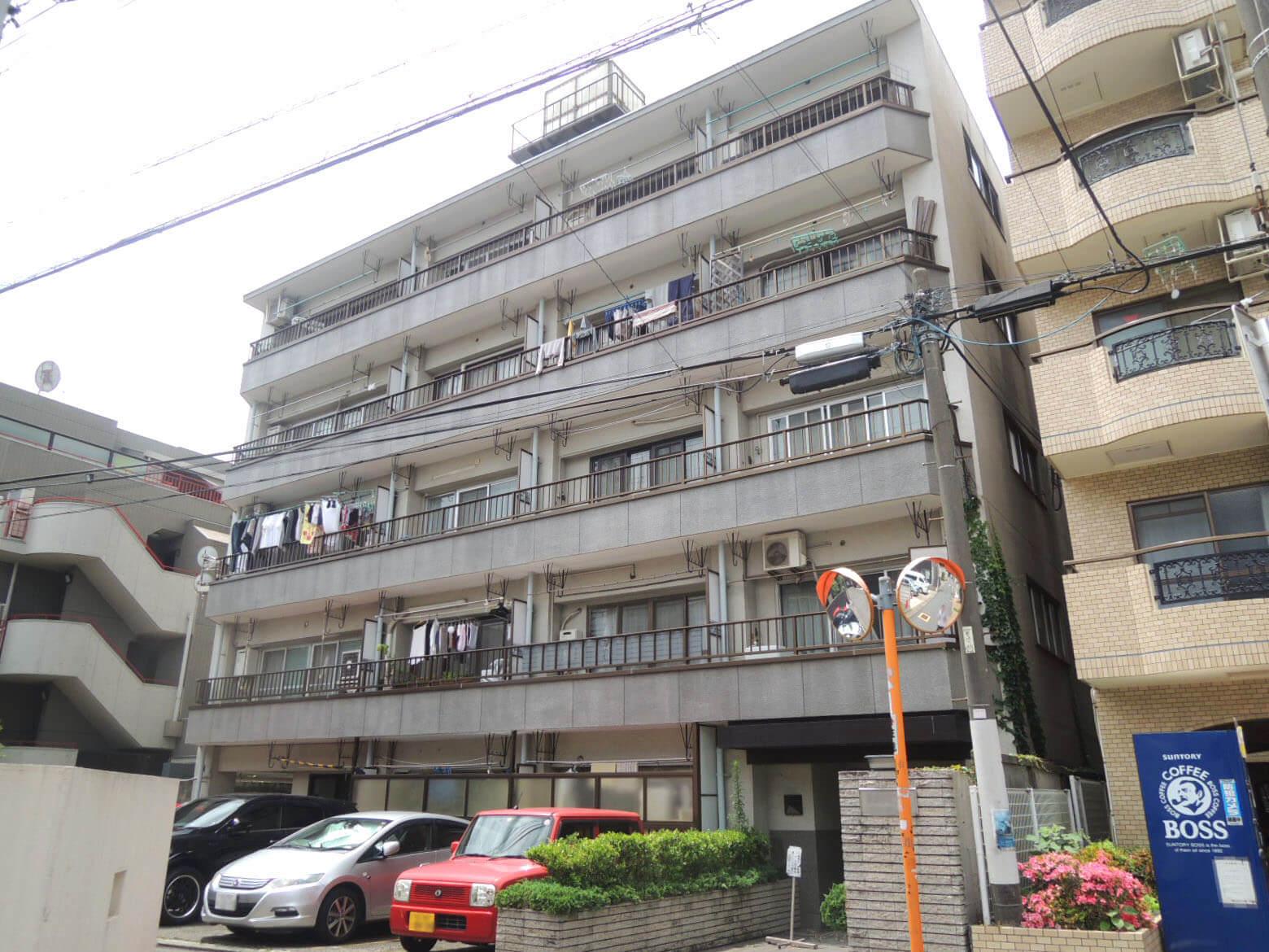築50年オーバーの年季が入ったマンションです