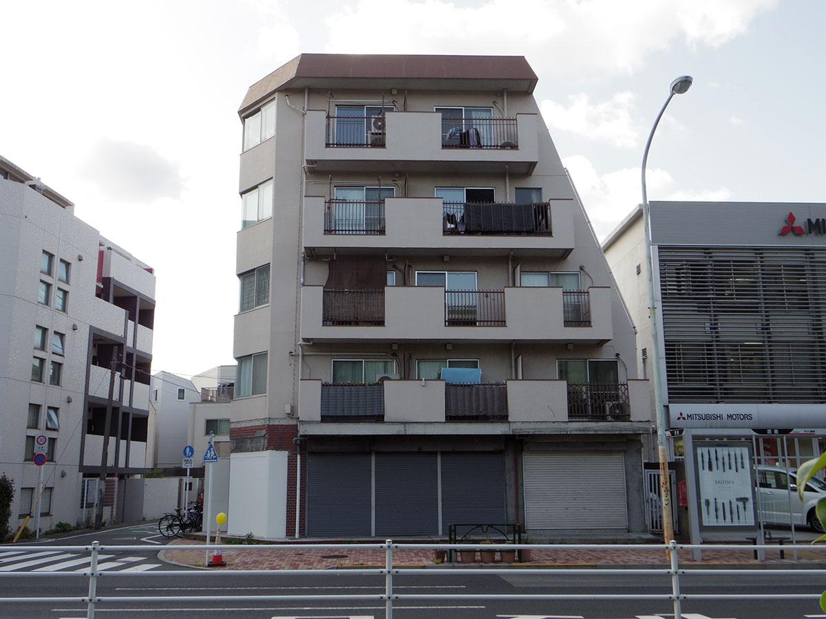 建物は目黒通り沿いに立つ、レトロなマンション