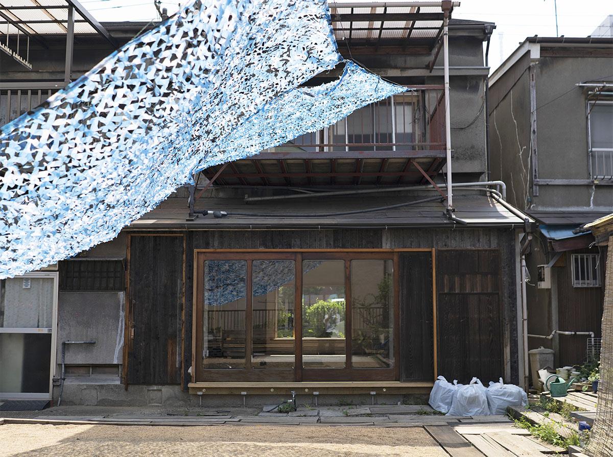 長屋の裏庭から撮影。大きな窓の左側の扉が玄関