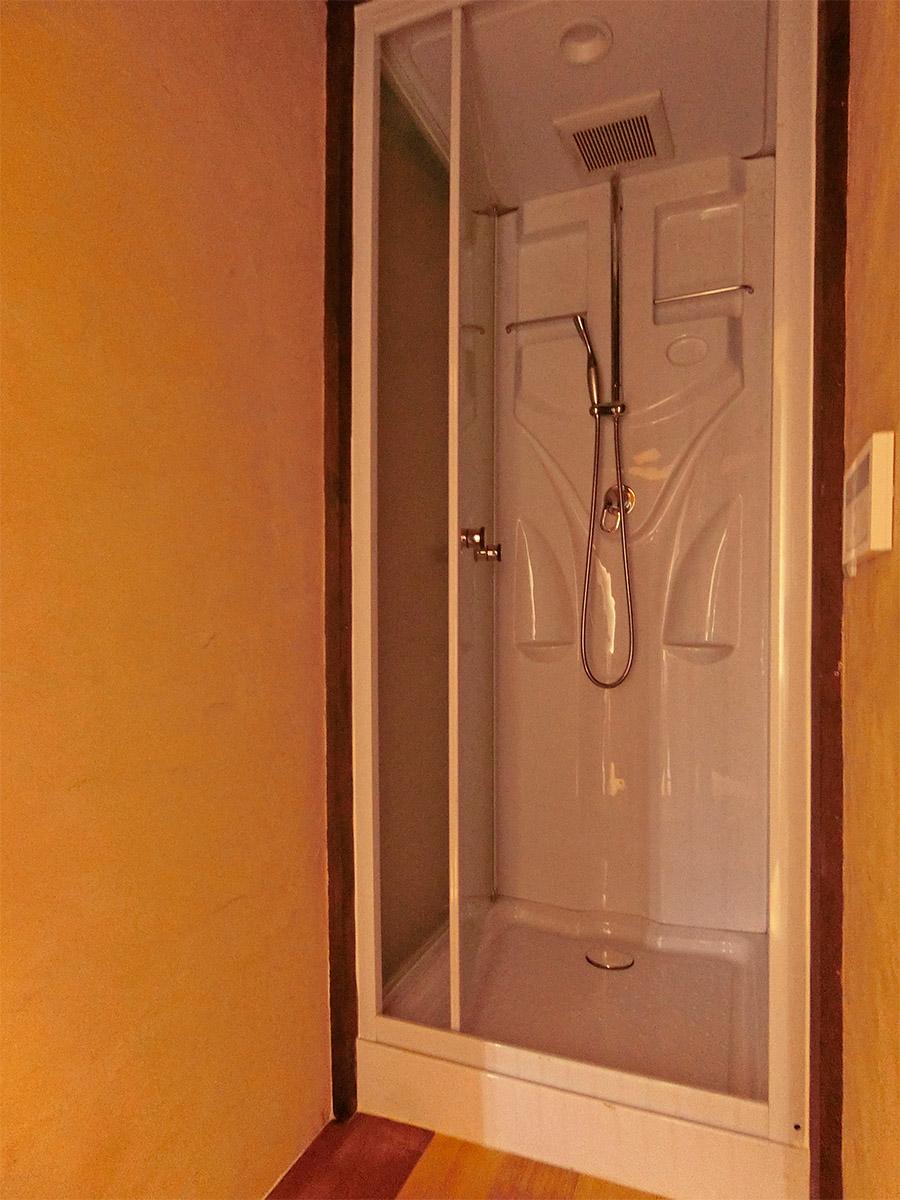 建物内の共用シャワー。隣接するシェアハウス「旧邸」の風呂も利用できます