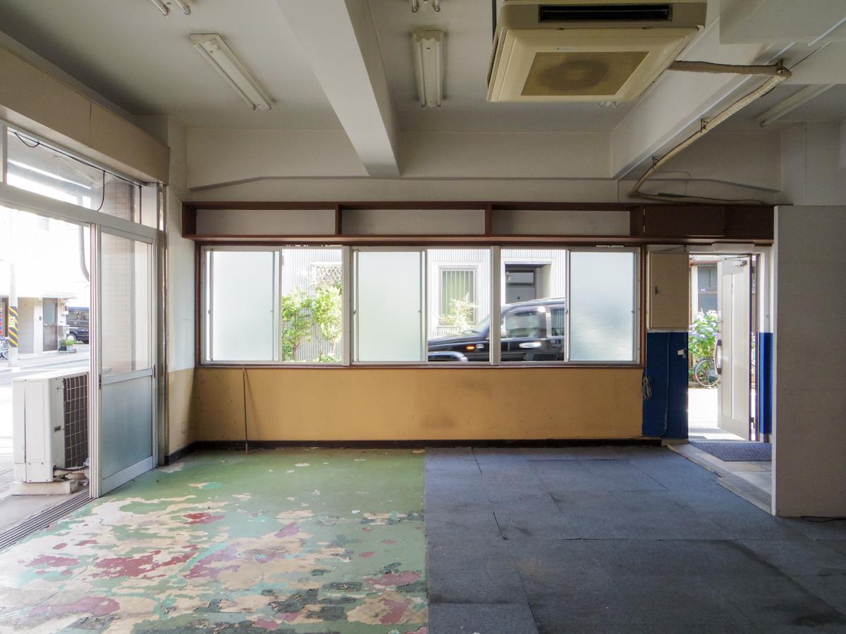 一部タイルカーペットが敷かれていますが、床はコンクリート