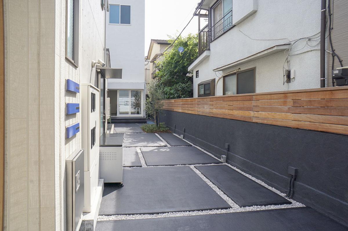 道路からちょっと奥まった位置