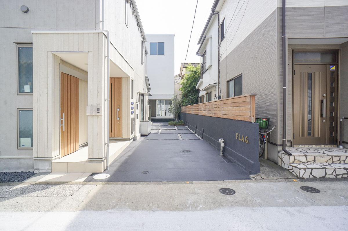 道路から見た外観
