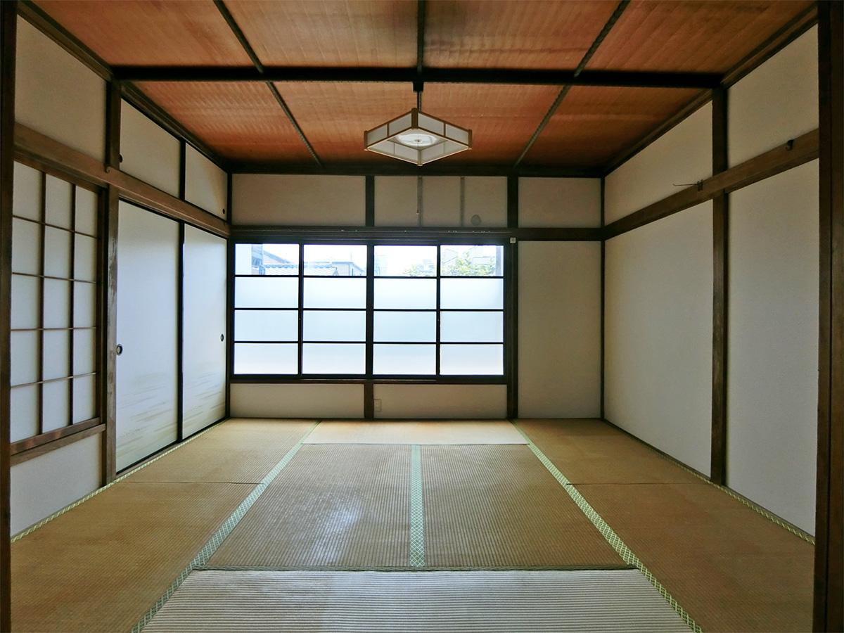 南側和室:木材のサッシとガラス窓がレトロな雰囲気
