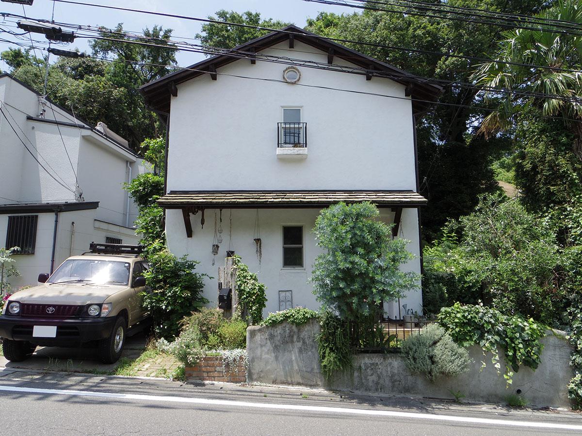 外壁もしっくいで仕上げられすてきな雰囲気。駐車場も付いてます