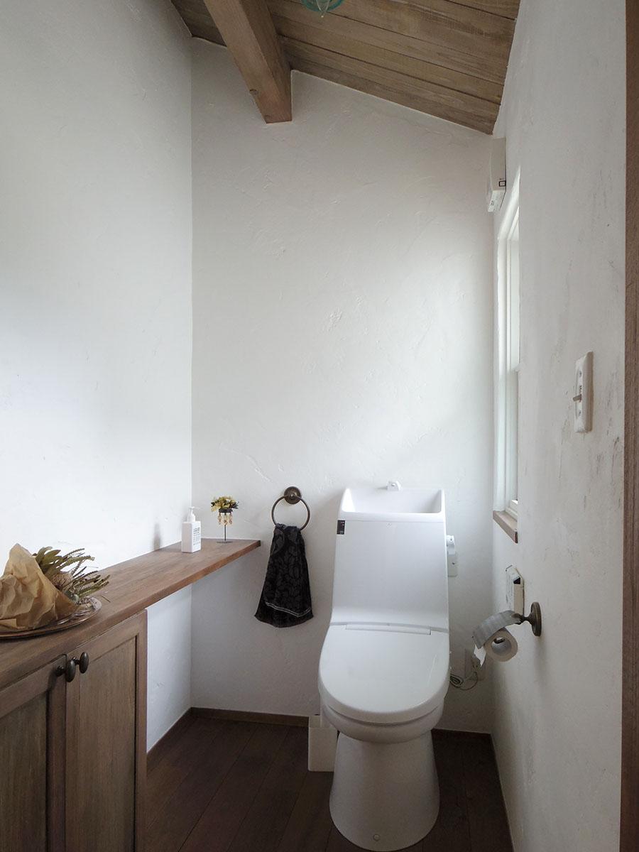 2階のトイレは広々。1階にもトイレがある
