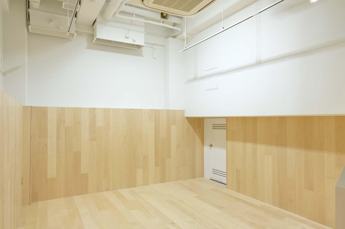 地下1階:天然木をぜいたくに使用しています