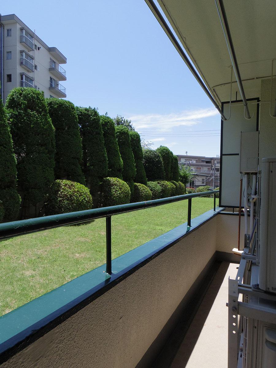 バルコニー。向かいの建物とある程度距離があるため、1階でもしっかりと陽が入る