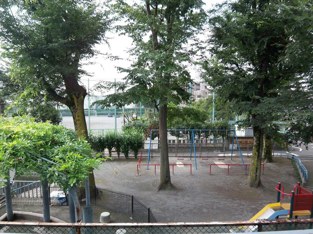 室内からの眺め(現状は木と遊具が少し少ない状態になっています)