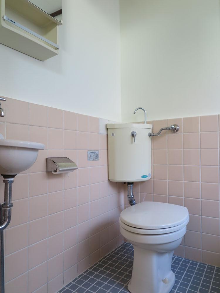 トイレとお風呂は同室です。小さな洗面もついている