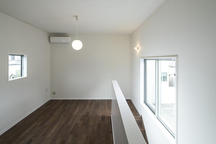 大田区山王の賃貸物件/ゆったりと広いリビング。濃い色合いの無垢フローリング（106号室）