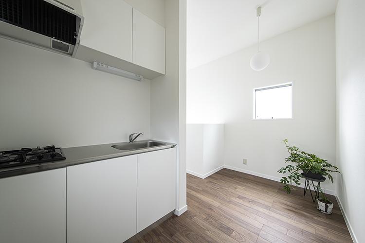 大田区山王の賃貸物件/キッチン。脇の窓際に小さなテーブルを置くレイアウトがよさそう（106号室）