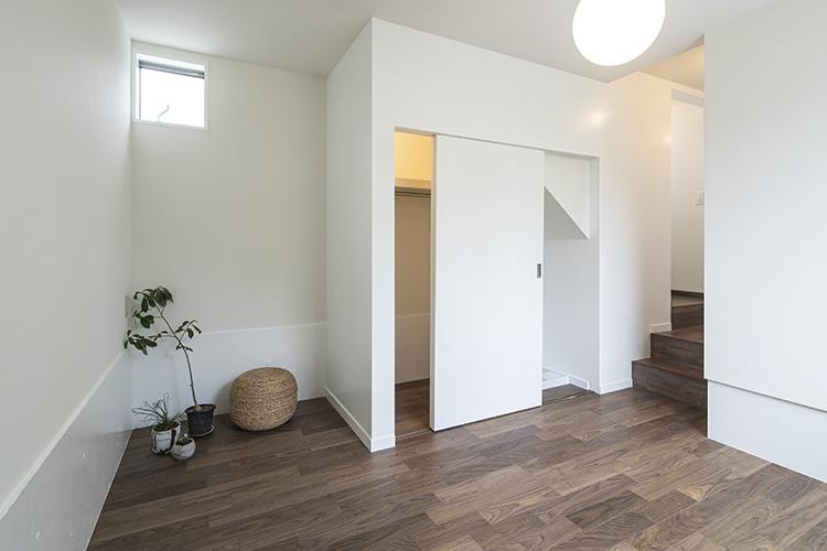 大田区山王の賃貸物件/扉の中は半分がクローゼット、半分が洗濯機置き場。荷物が多い方は、脇に洋服ラックを追加で置いてもいい（106号室）