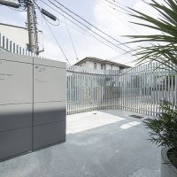 大田区山王の賃貸物件/フェンスが印象的で建物のアクセントになっている。中には郵便受けと宅配BOXスペースと駐輪場