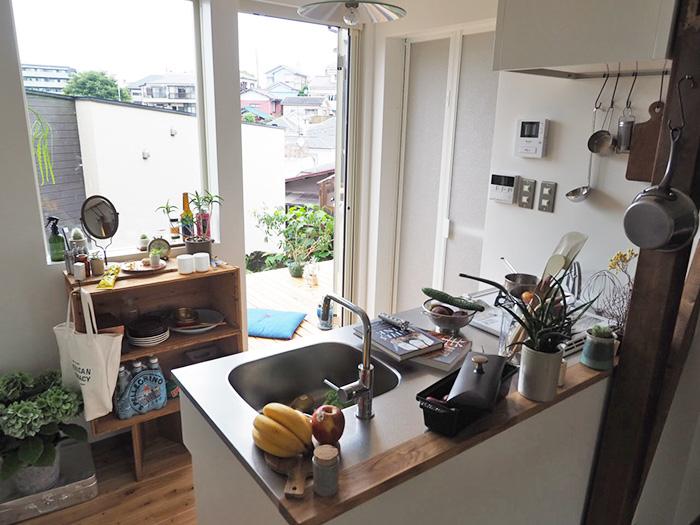 板橋区徳丸の賃貸物件/キッチンの裏からウッドデッキに出られる