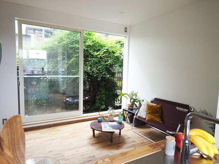 板橋区徳丸の賃貸物件/とにかく1階の窓は大きくて気持ちいい。右の壁に今はエアコンが1台設置されています