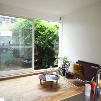 板橋区徳丸の賃貸物件/とにかく1階の窓は大きくて気持ちいい。右の壁に今はエアコンが1台設置されています