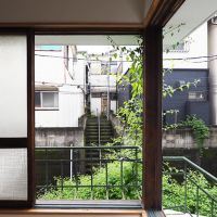 板橋区徳丸の賃貸物件/2階はレトロなサッシがアクセントで残っています