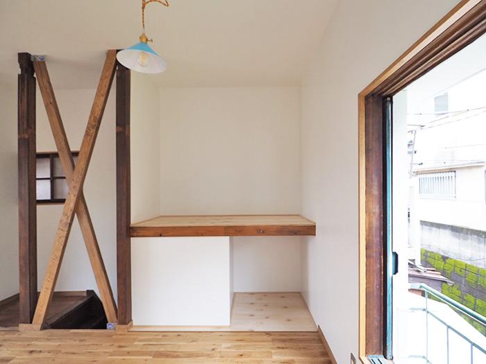 板橋区徳丸の賃貸物件/階段上収納。ハイチェアを置いてデスクスペースにしたり、踏台で上にのぼってこもるような読書スペースにしてもいい