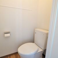 板橋区徳丸の賃貸物件/トイレ。壁に棚をつけたりなど、アレンジして使ってOK