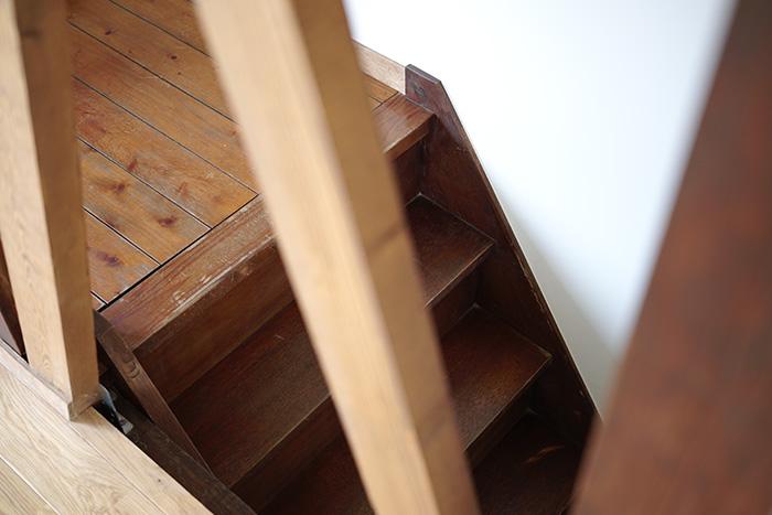 板橋区徳丸の賃貸物件/階段は味わいを残す