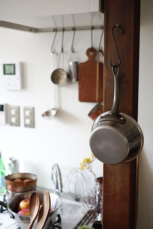 板橋区徳丸の賃貸物件/木の柱にネジなど付けて、いろいろと物を飾ったりしてOK