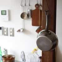 板橋区徳丸の賃貸物件/木の柱にネジなど付けて、いろいろと物を飾ったりしてOK