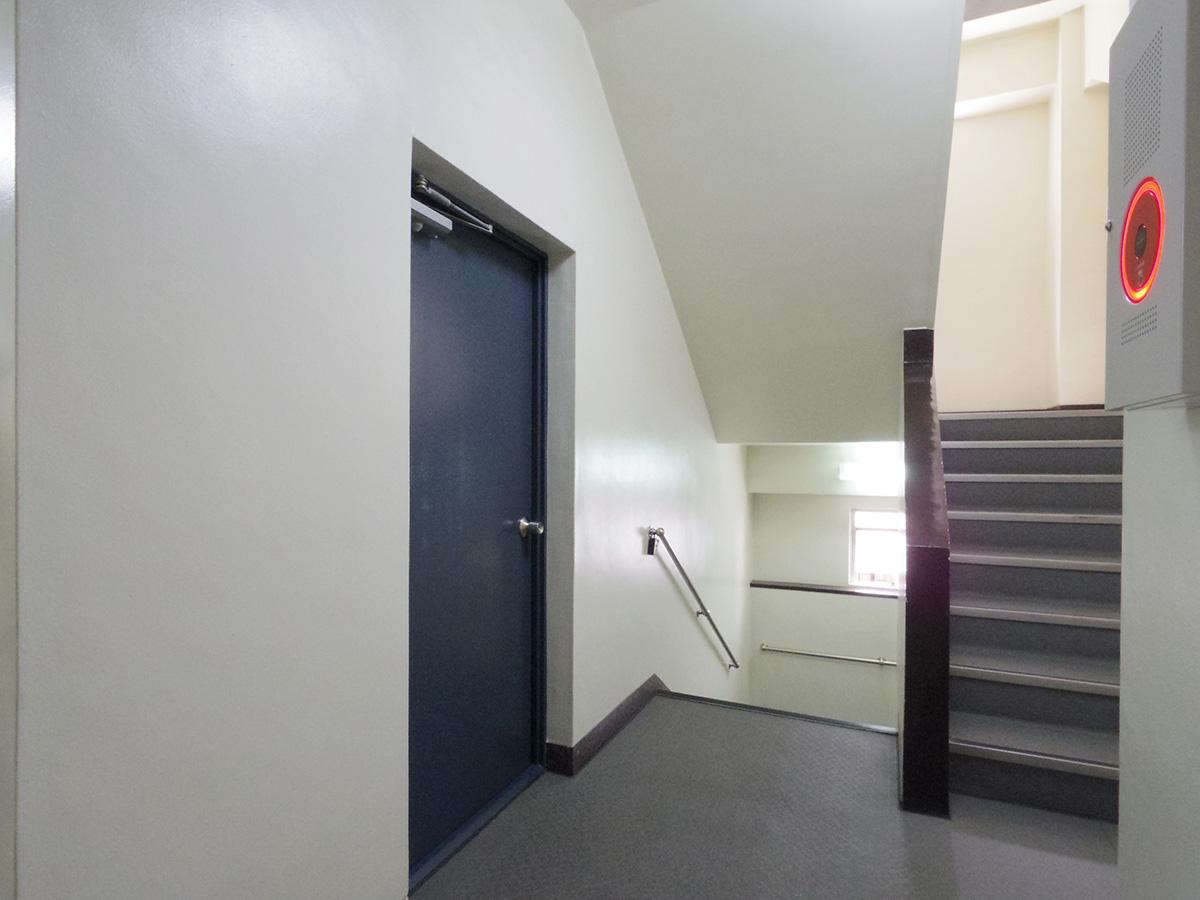 千代田区神田猿楽町の賃貸物件/共用部。鉄扉は内開き