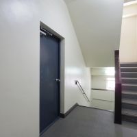 千代田区神田猿楽町の賃貸物件/共用部。鉄扉は内開き